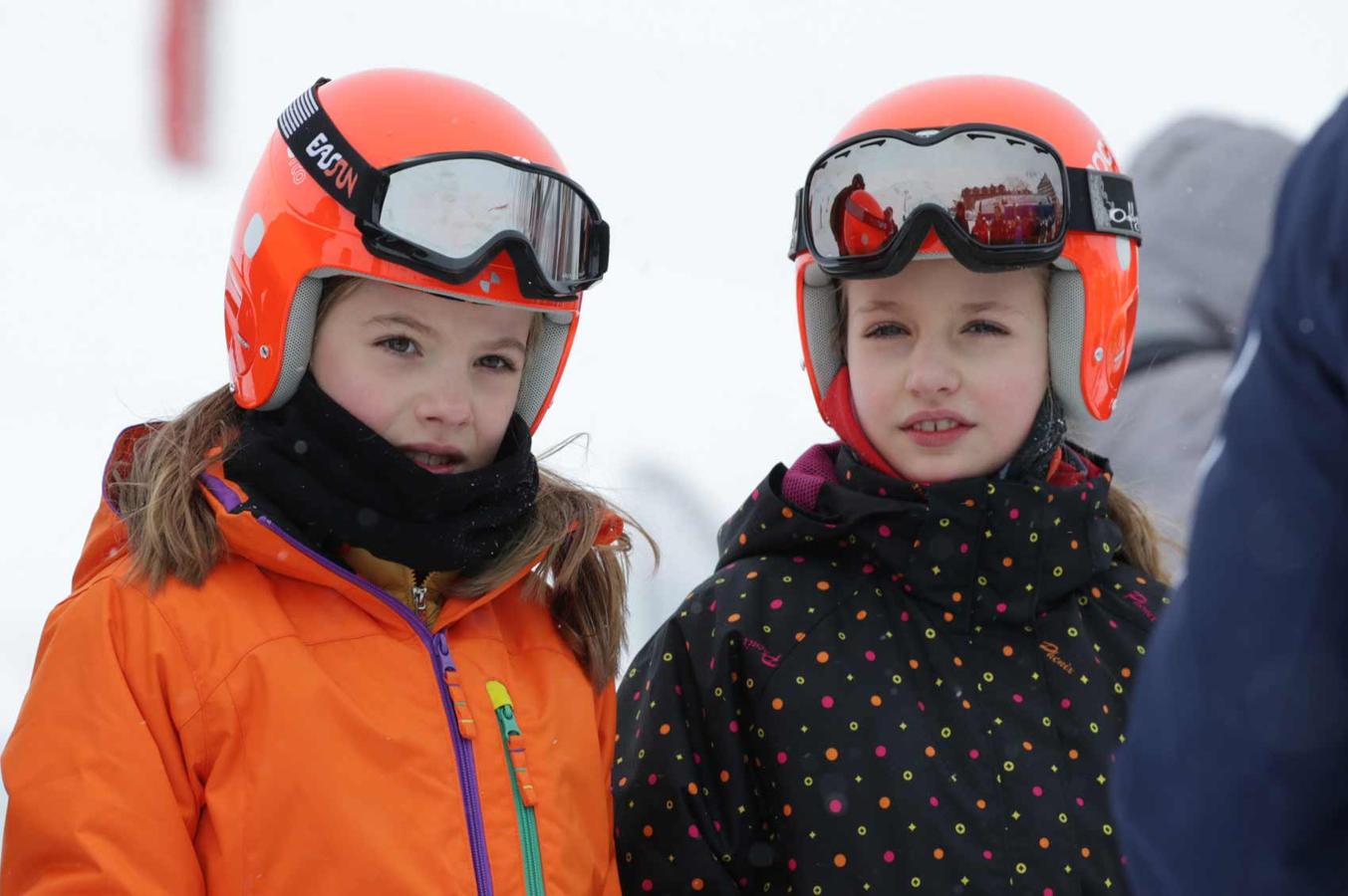 La Princesa Leonor y la Infanta Sofía se quitan las gafas de esquiar para que las fotografíen