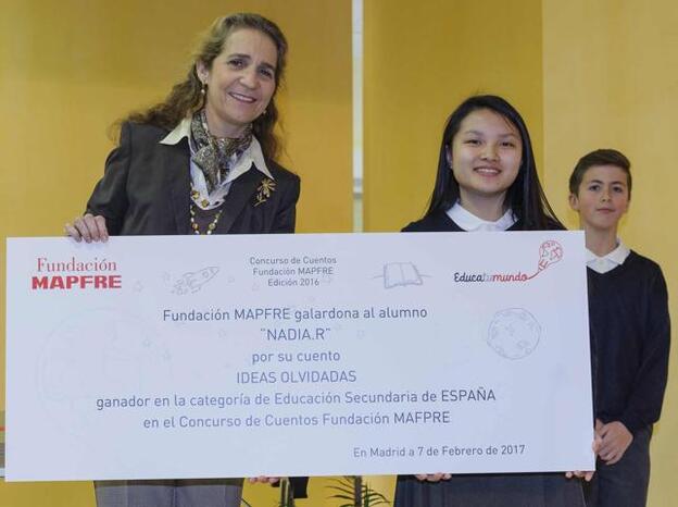 La Infanta Elena entregando el premio a la ganadora del Concurso de cuentos de la Fundación Mapfre./d.r.