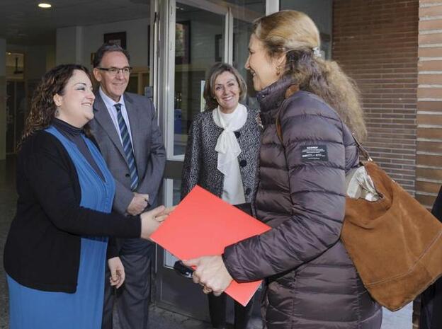 La Infanta Elena recibida por la directora de Secundaria y Bachillerato, Raquel Molinero, y por la directora general de Primaria e Infatil, Elvira Peña Díaz.