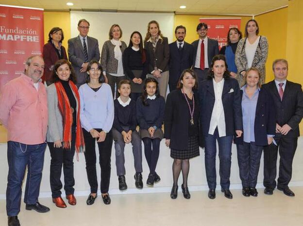 El claustro de profesores del Colegio La Presentación (Madrid) junto a la Infanta Elena y a la ganadora del Concurso de cuentos.