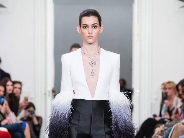 Glamour y sofisticación en el desfile de Jorge Acuña y Bulgari