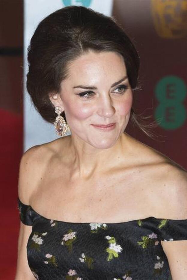 Kate Middleton con recogido cardado y eyeliner negro marcado en los Bafta.