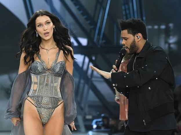 The Weeknd, cantando a Bella Hadid en el desfile de Victoria's Secret./GETTY