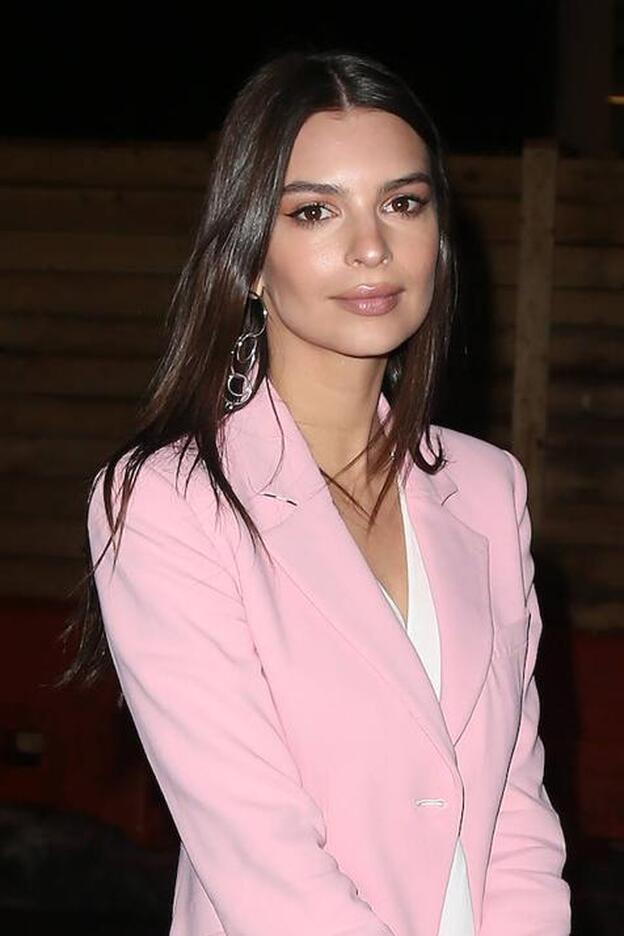 Emily Ratajkowski defiende a Melania Trump de los insultos de un periodista