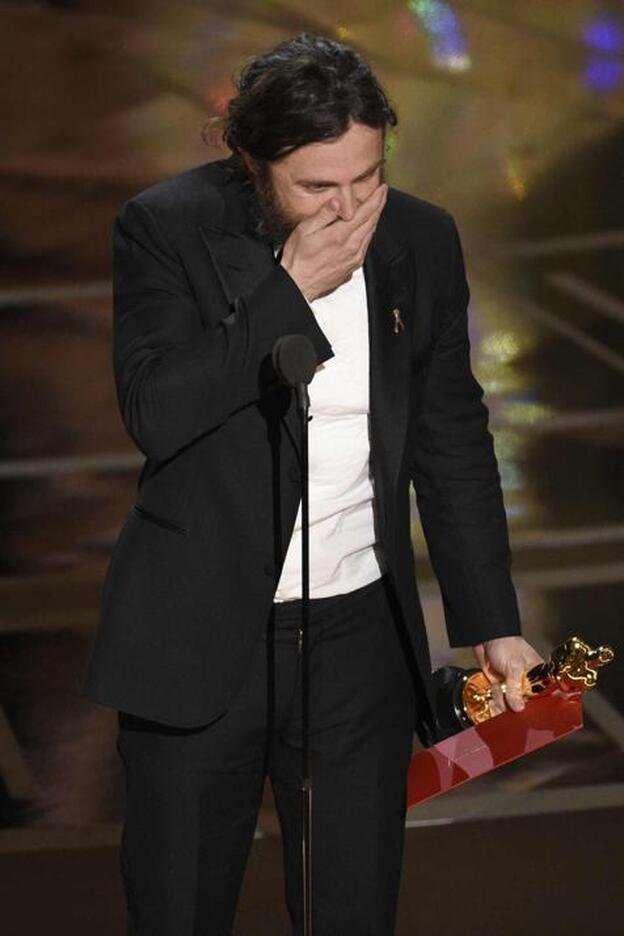 El homenaje de Casey Affleck a Denzel Washington al recoger su Oscar como Mejor actor principal