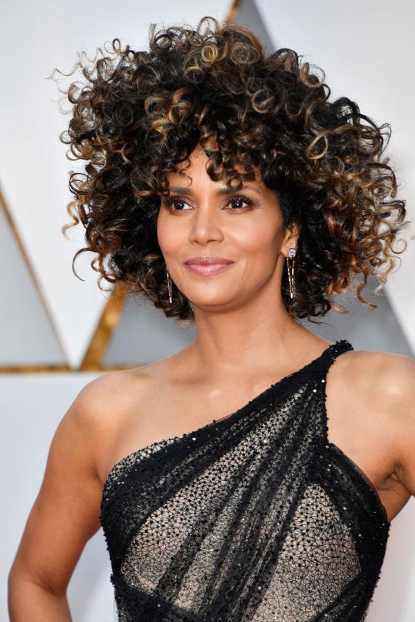 Los peinados y maquillajes de los Oscars 2017: Halle Berry