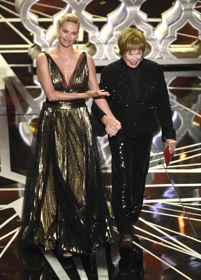 Las mejores fotos de la gala de los Oscars: Charlize Theron y Shirley McLaine