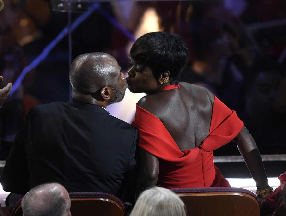 Las mejores fotos de la gala de los Oscars: el beso a la ganadora Viola Davis