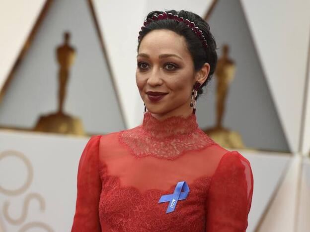 El lazo azul de la rebeldía en los Oscars