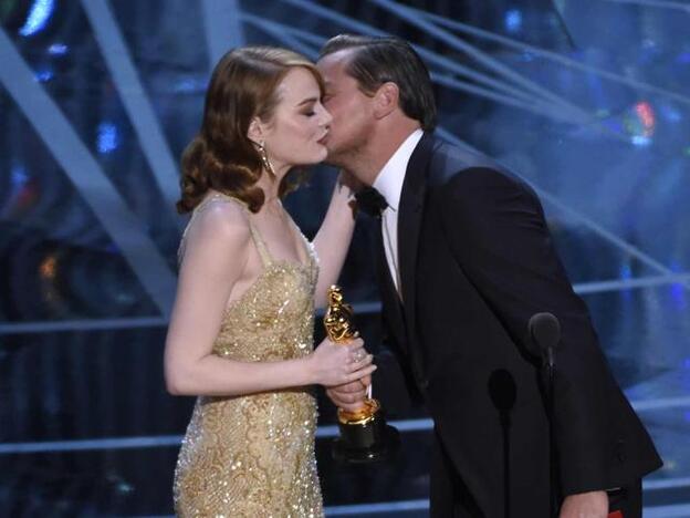 Leonardo DiCaprio entrega el Oscar a Emma Stone./gtres.