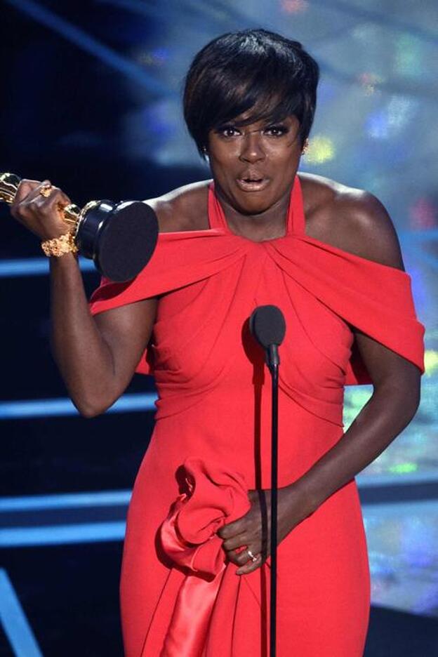 Viola Davis rompe a llorar al recibir su Oscar a la mejor actriz de reparto