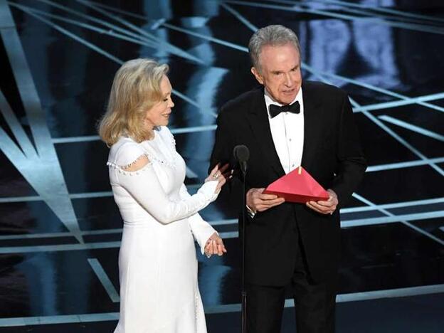 Warren Beatty y Faye Dunaway abren el sobre antes de equivovarse al leer./GETTY