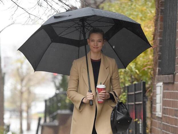 Cómo vestir en un día de lluvia: inspírate en las celebrities