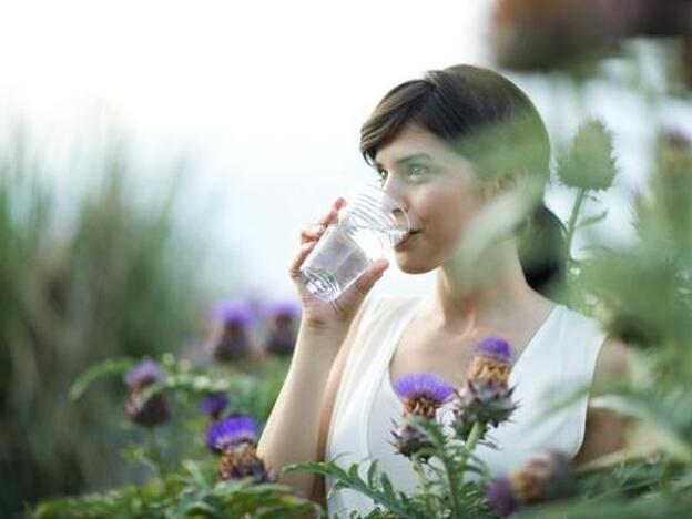 Beber dos litros de agua te ayudará a eliminar líquidos./GTRES