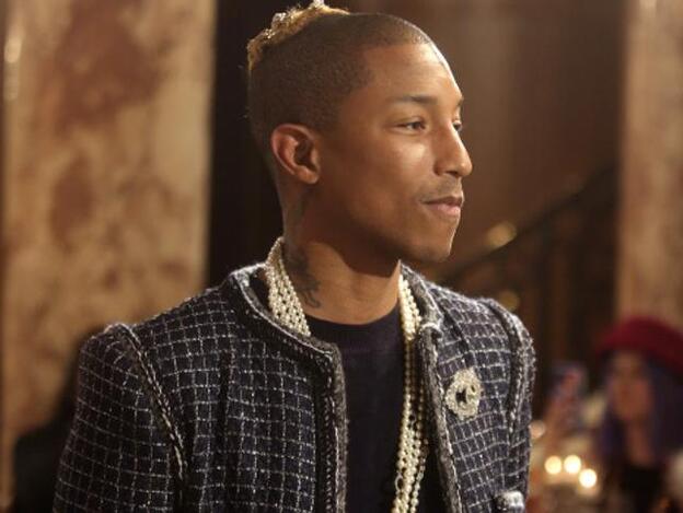 Pharrel Williams lidera la revolución de los hombres con bolso