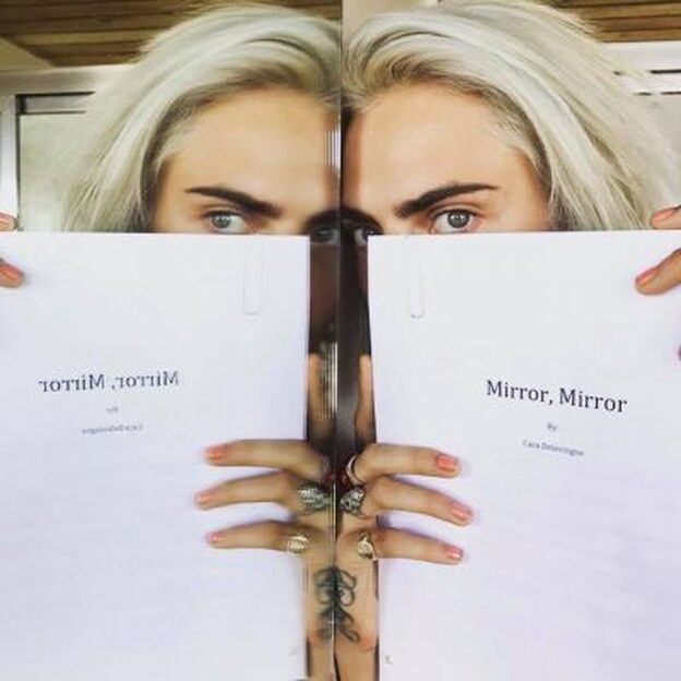 Cara Delevingne posa con su libro