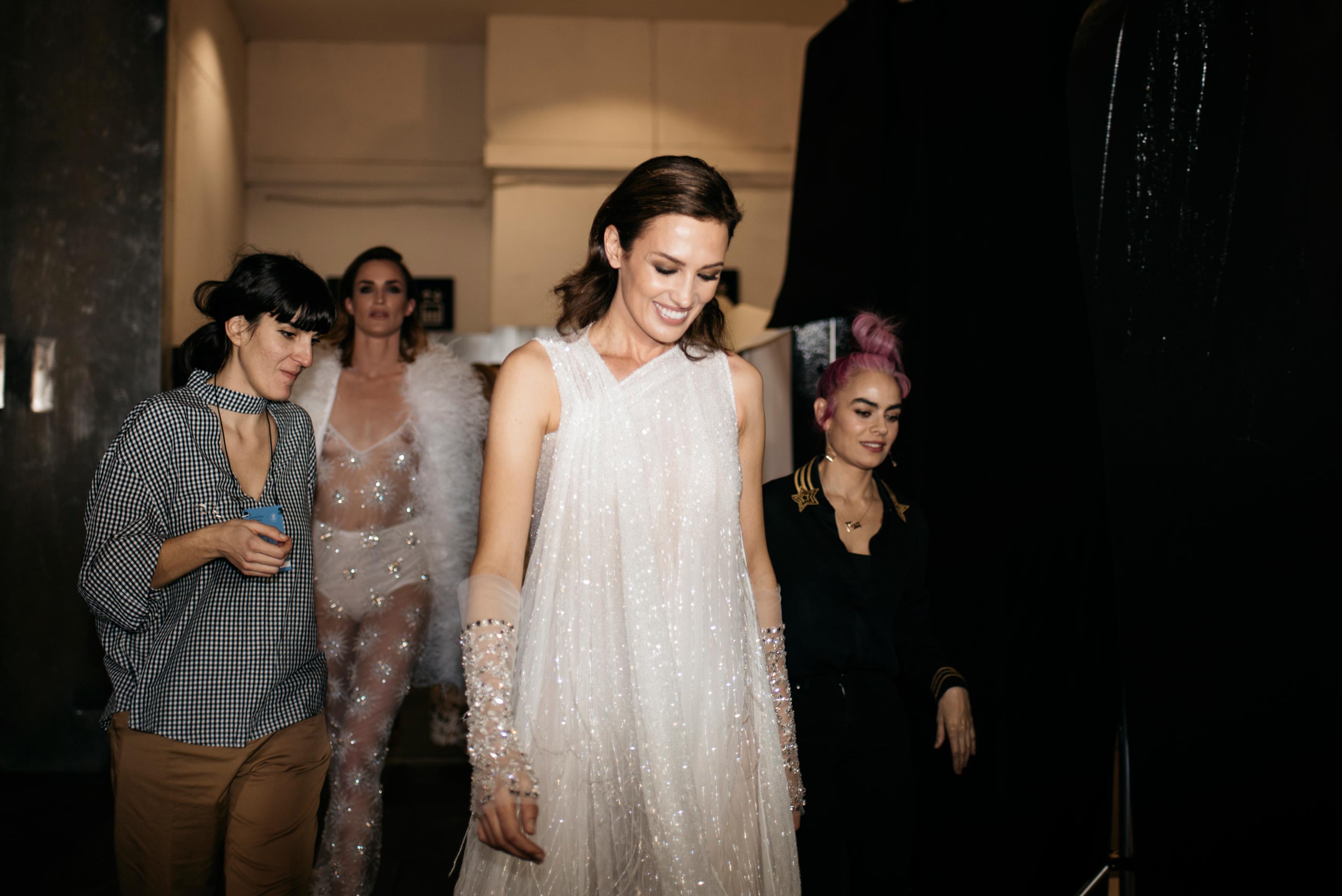 El 'backstage' de la pasarela, en fotos