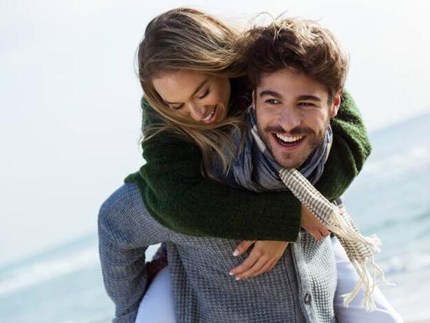 Una pareja, sonriente./FOTOLIA