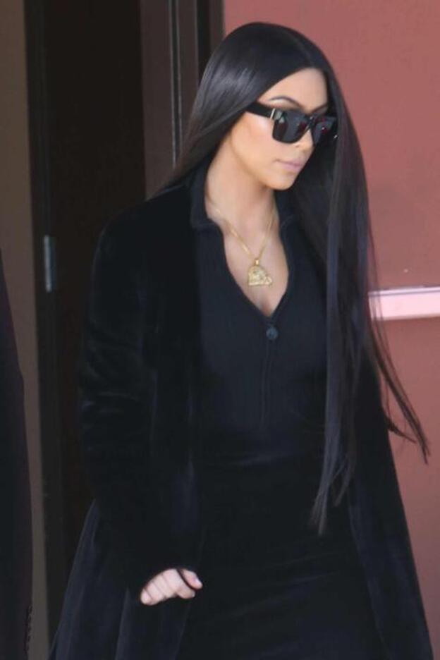 Kim Kardashian oculta su dolor tras unas gafas de sol./gtres.