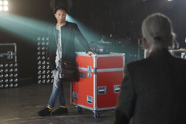 Lagerfeld fotografía a Pharrell Williams para la campaña de publicidad del bolso.