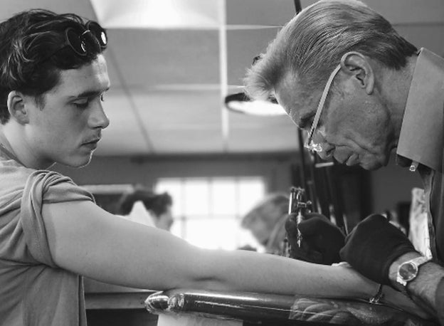 Brooklyn Beckham sigue los pasos de su padre: así es su primer tatuaje