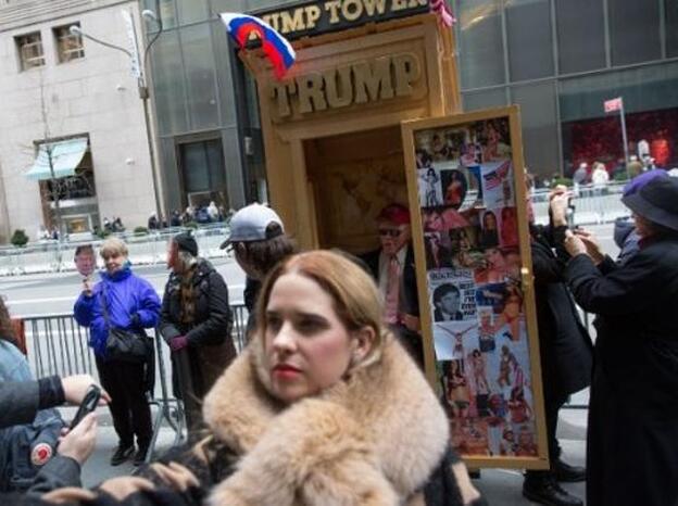 Activistas realizan un escrache a Melania e Ivanka Trump