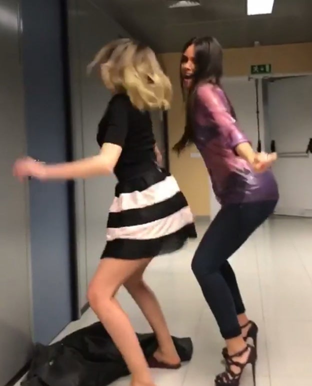Cristina Pedroche y Anna Simón se retan bailando un sensual 'twerking'