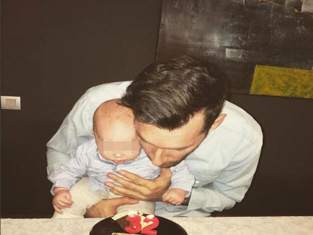 Rudy Fernández sopla las velas por primera vez junto a su hijo Alan