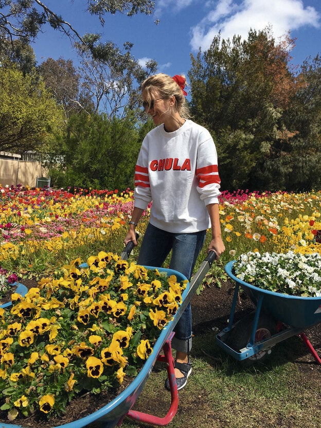 María con una carretilla de pensamientos, en la floriade, la festividad de la primavera en Canberra/María león