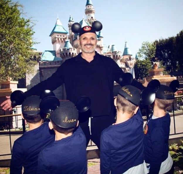 La primera imagen de Miguel Bosé junto a sus hijos