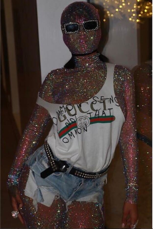 Rihanna se marca otro outfit para la historia de la moda en Coachella