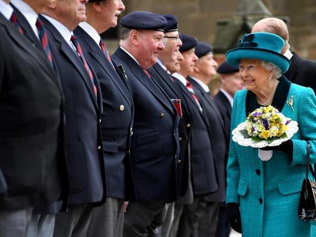 La Reina Isabel II siempre viste de colores vivos para que la tengan localizada./GTRES