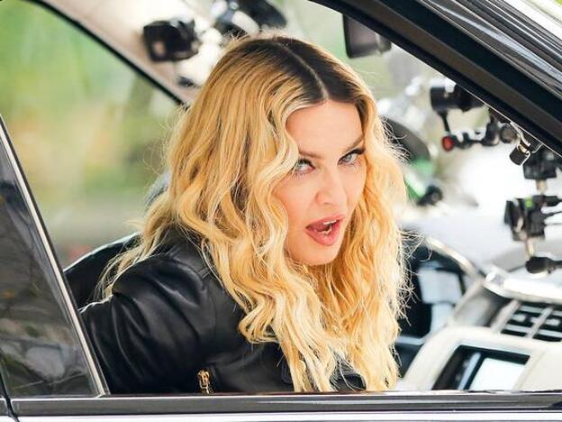 Madonna hace un gesto provocativo en el coche./GTRES