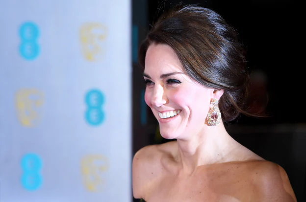 Kate Middleton luce vestido con escote palabra de honor en los BAFTA/GTRES
