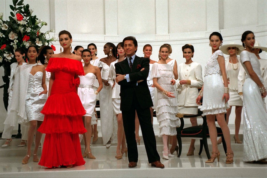 Valentino el final de su desfile en Roma