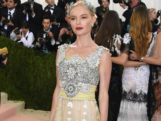 Kate Bosworth, con escote cuadrado joya.
