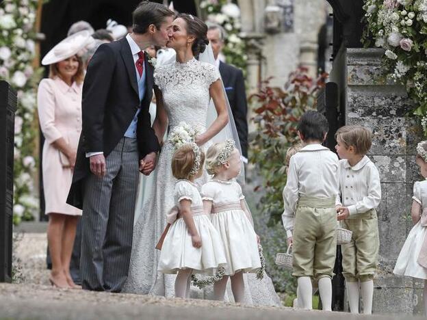 La primera foto de Pippa Middleton y James Matthews como marido y mujer