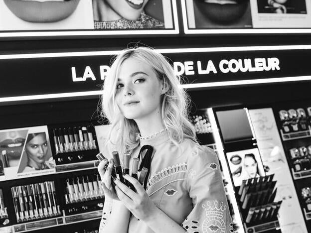 Elle Fanning en el stand de L'Oréal Paris, firma de maquillaje oficial del Festival de Cannes./Getty Images