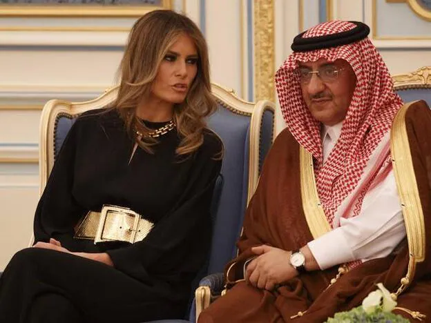 Melania Trump con el príncipe saudí Muhammad bin Nayef durante una ceremonia/gtres