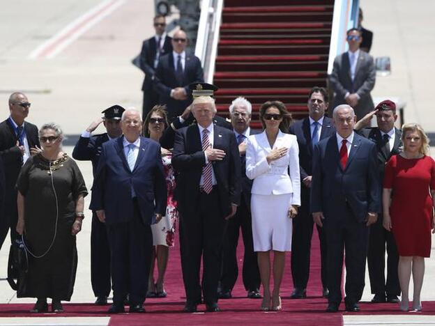 La guerra de los Trump: Melania le niega la mano a Donald