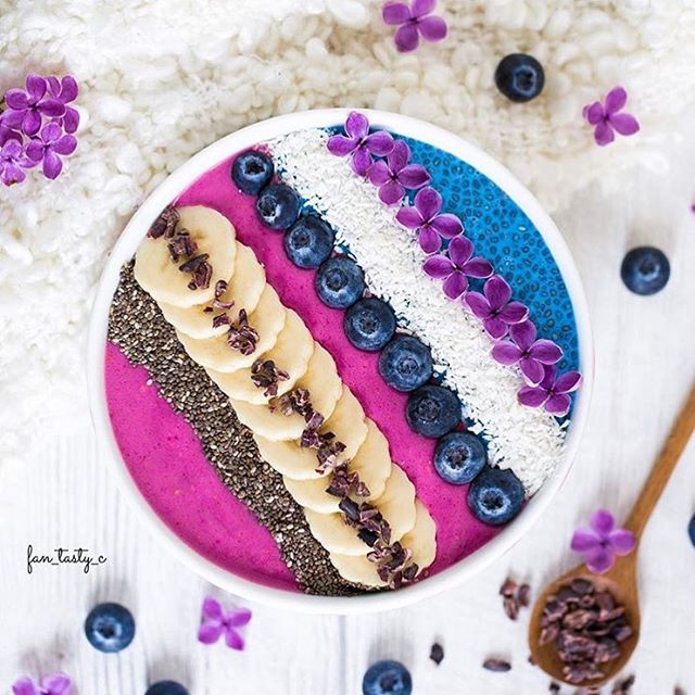 Smoothie bowl con fruta y chocolate