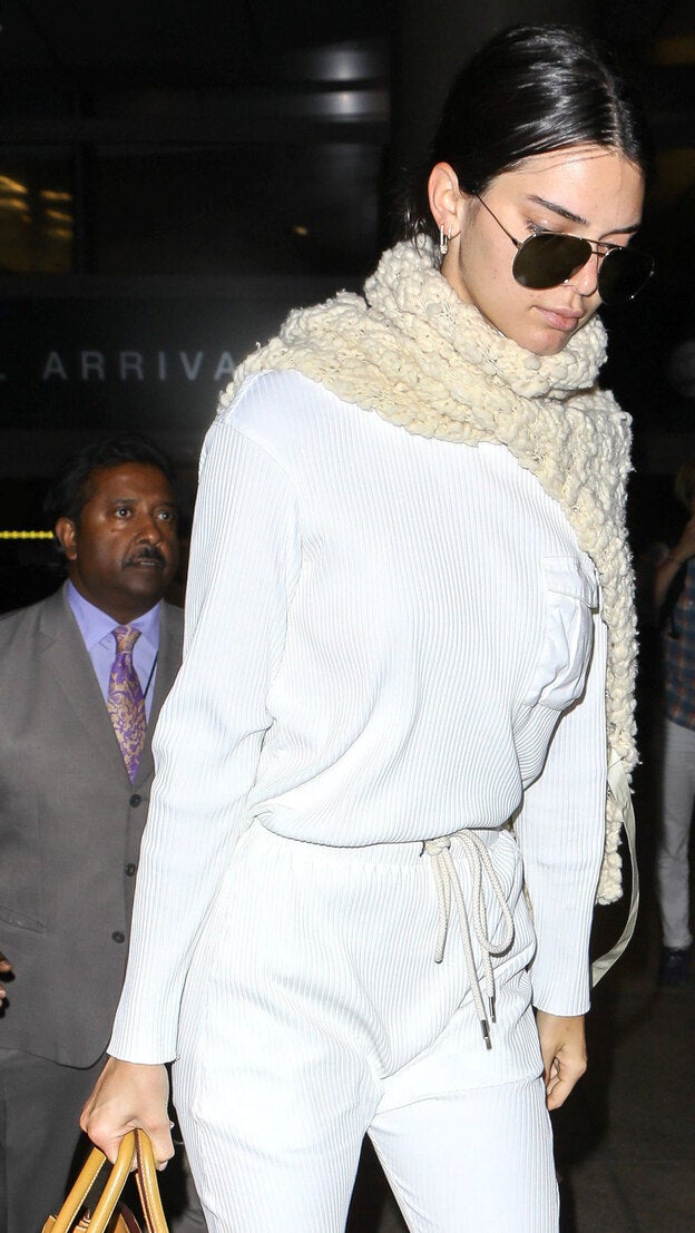 El look de aeropuerto de Kendall Jenner: sudadera y botas llamativas