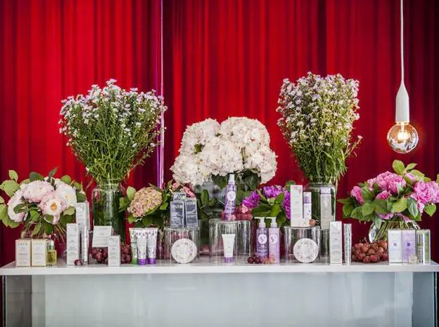 Bodegón con flores y los productos de Esdor que se presentaron en el Beauty Experience/Luana Fischer