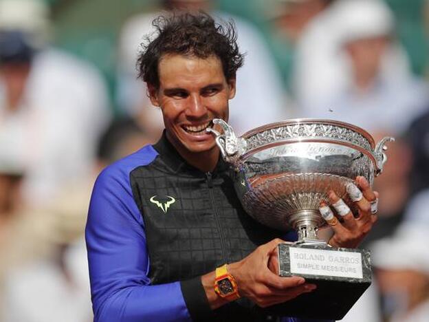 Rafa Nadal con su décimo trofeo de Roland Garros/gtres