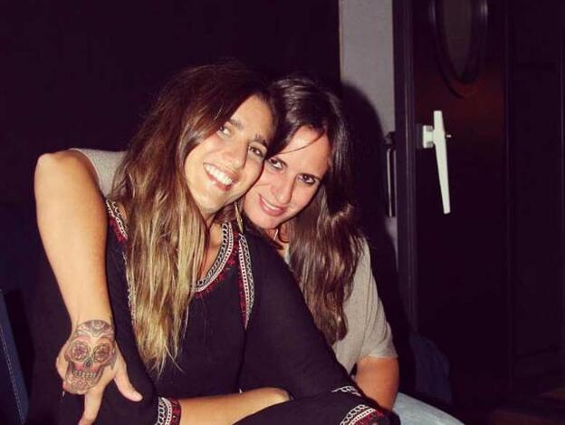 Rebeca Jiménez junto a su hermana, Lucía Jiménez.