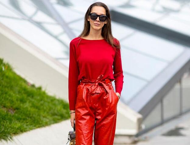 Look en bloque en rojo con pantalones acharolados y camiseta