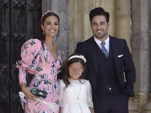 David Bustamante y Paula Echevarría posan juntos en la comunión de su hija