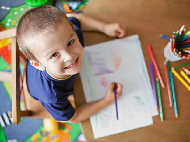 Un niño haciendo dibujos con sus pinturas./adobe stock