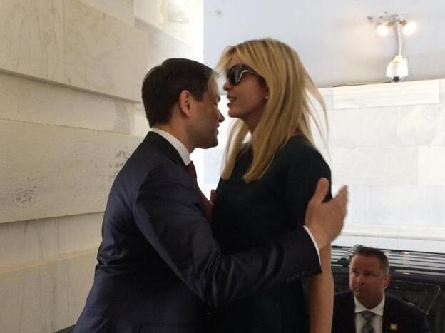 Ojo al truco de Ivanka Trump para que no la abracen