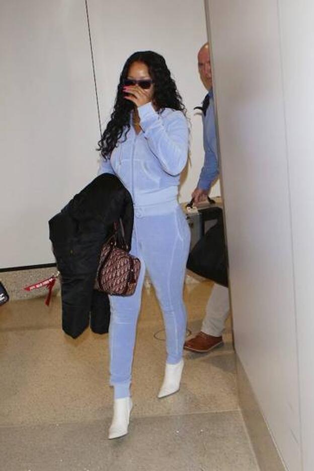 Hasta con chándal Rihanna se pone los botines blancos